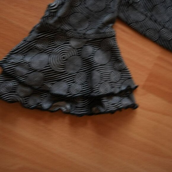 🦓Psychedelic Goth Black Long Sleeve Top with Ruffle Cuffs🦓 - Picture 3 of 4